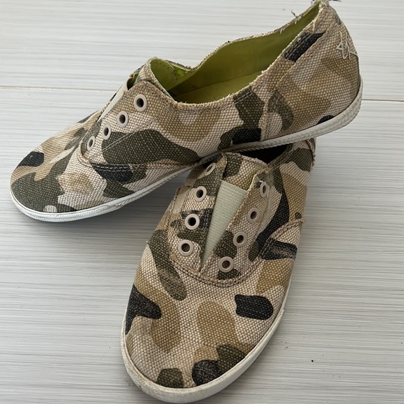 Guess Canvas Slip on shoe - Picture 2 of 4